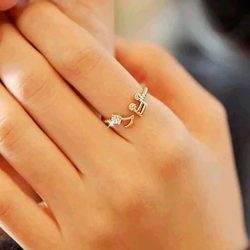 Imagen de anillo con notas musicales en extremos en dedo