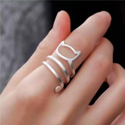 Imagen de anillo con silueta de gato con cola enroscada con varias vueltas en dedo