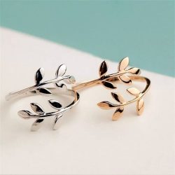 Imagen de anillo con silueta de hojas de laurel en dorado y plateado