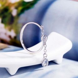 Imagen de anillo en forma de corazon con cadenita