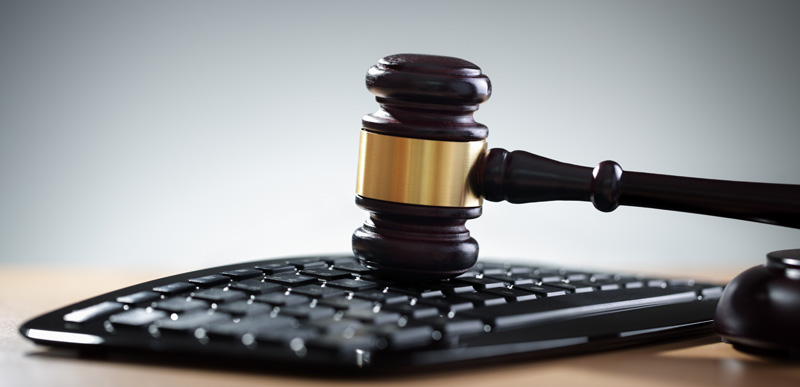 Imagen de aviso legal donde aparece una maza sobre un teclado