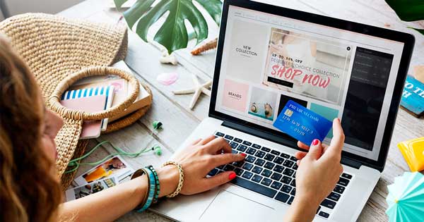 Imagen de mujer realizando pago online mediante tarjeta